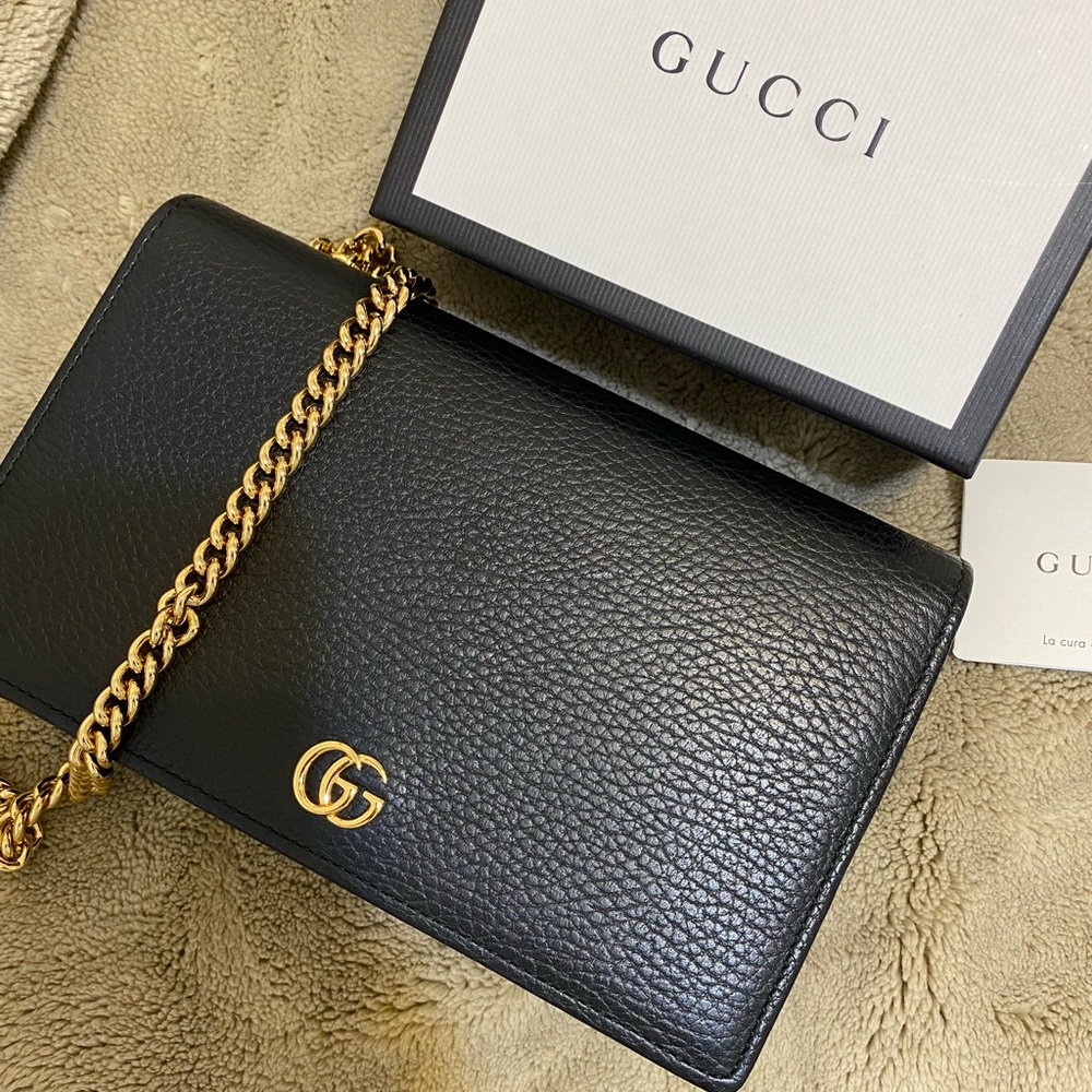 Gucci wallet on chain, nearly new, no flaws. Box included